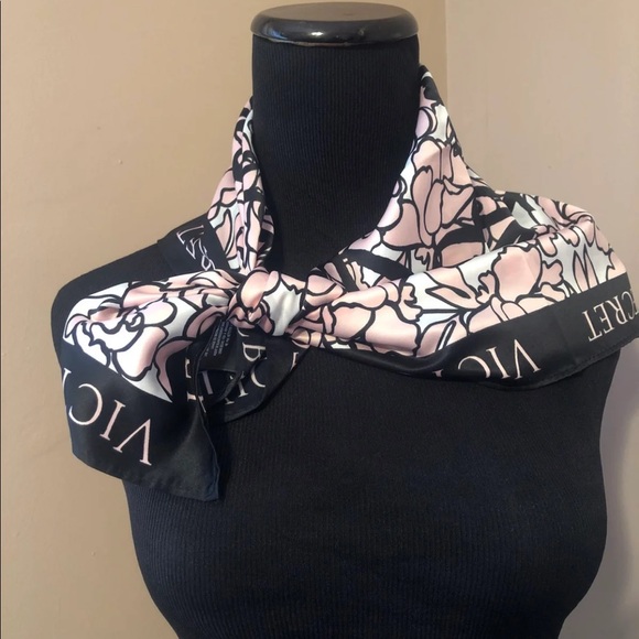 Victoria’s Secret scarf - Picture 7 of 8